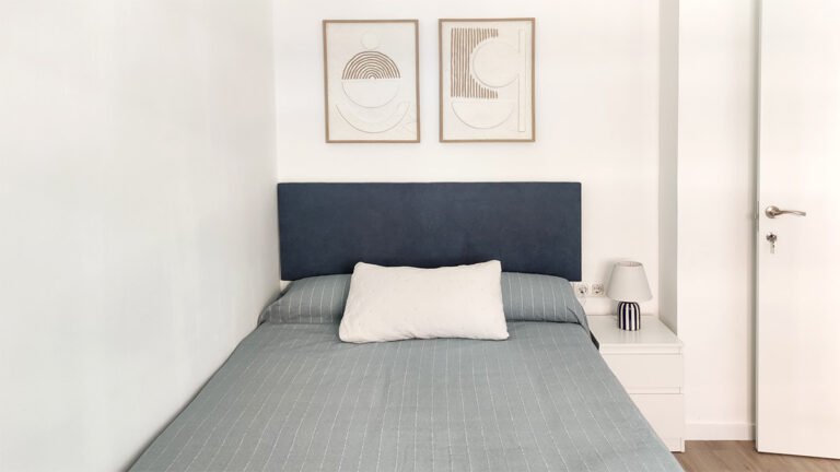 como-decorar-paredes-con-cuadros-ilustraciones-laminas-colgadas-en-la-pared