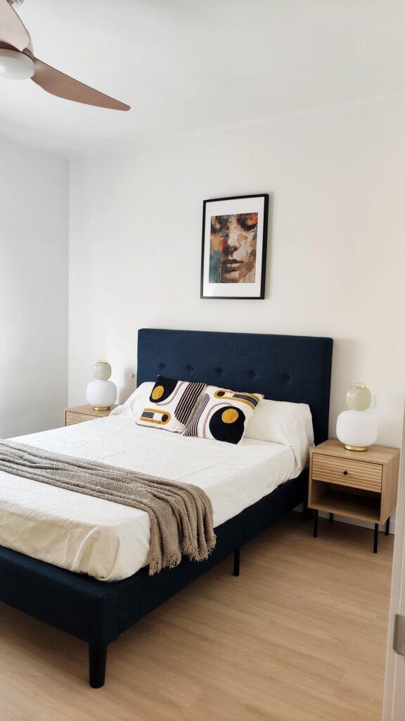 como-decorar-paredes-con-cuadros-ilustraciones-laminas-colgadas-en-la-pared