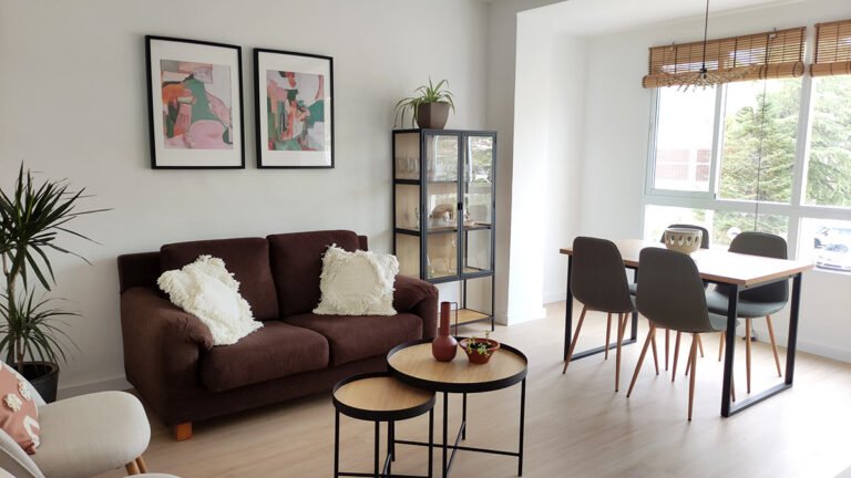 como-decorar-paredes-con-cuadros-ilustraciones-laminas-colgadas-en-la-pared