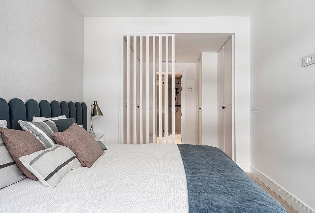 como-decorar-con-listones-de-madera soportes-frisos-muebles