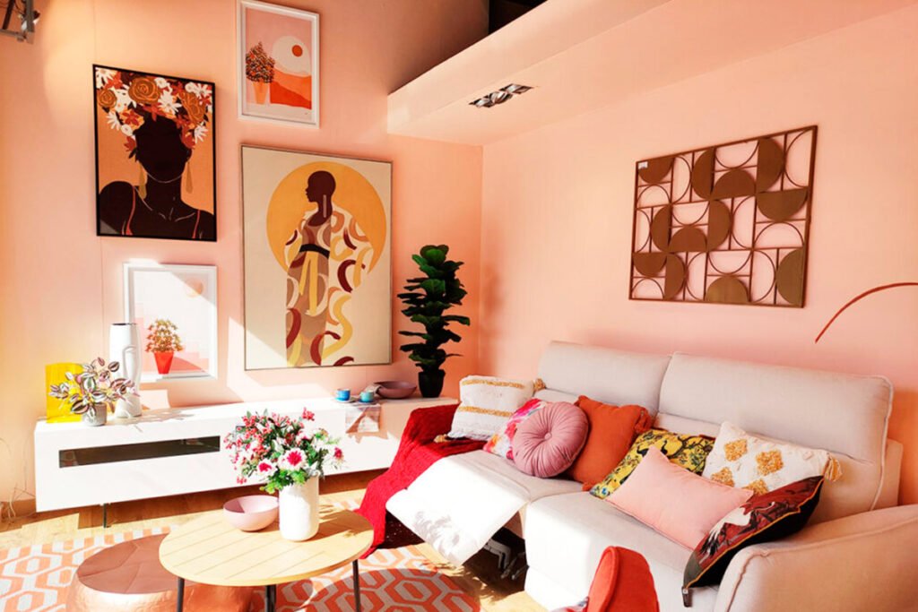 como-decorar-paredes-con-cuadros-ilustraciones-laminas-colgadas-en-la-pared