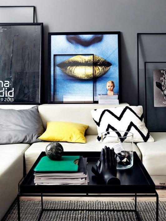 como-decorar-paredes-con-cuadros-ilustraciones-laminas-apoyadas-sobre-los-muebles
