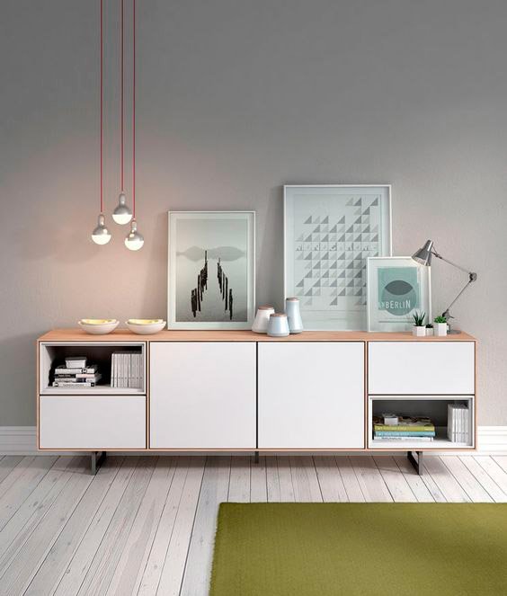 como-decorar-paredes-con-cuadros-ilustraciones-laminas-apoyadas-sobre-los-muebles