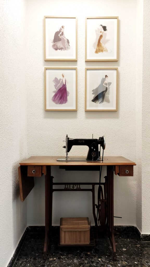 como-decorar-paredes-con-cuadros-ilustraciones-laminas-colgadas-en-la-pared